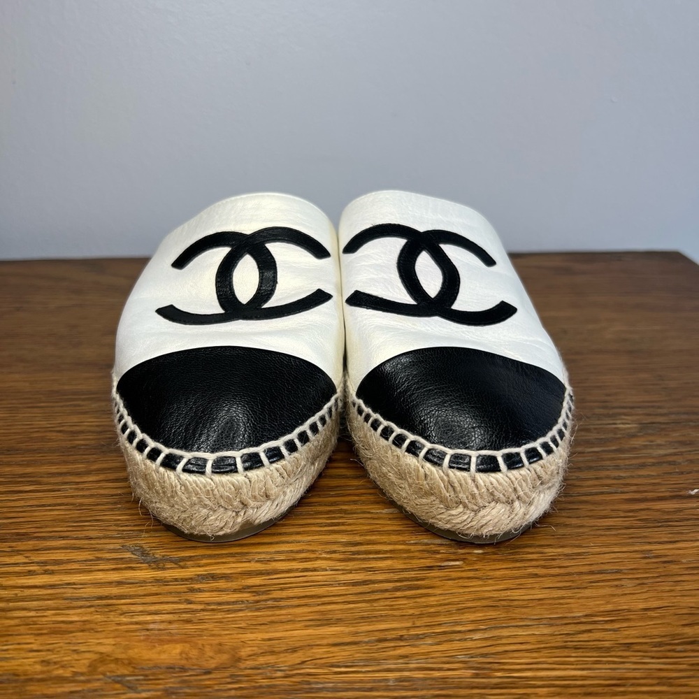 CHANEL Size 36 • CC Mule Espadrilles Leather Iridescent Cream Slides. - Picture 3 of 7